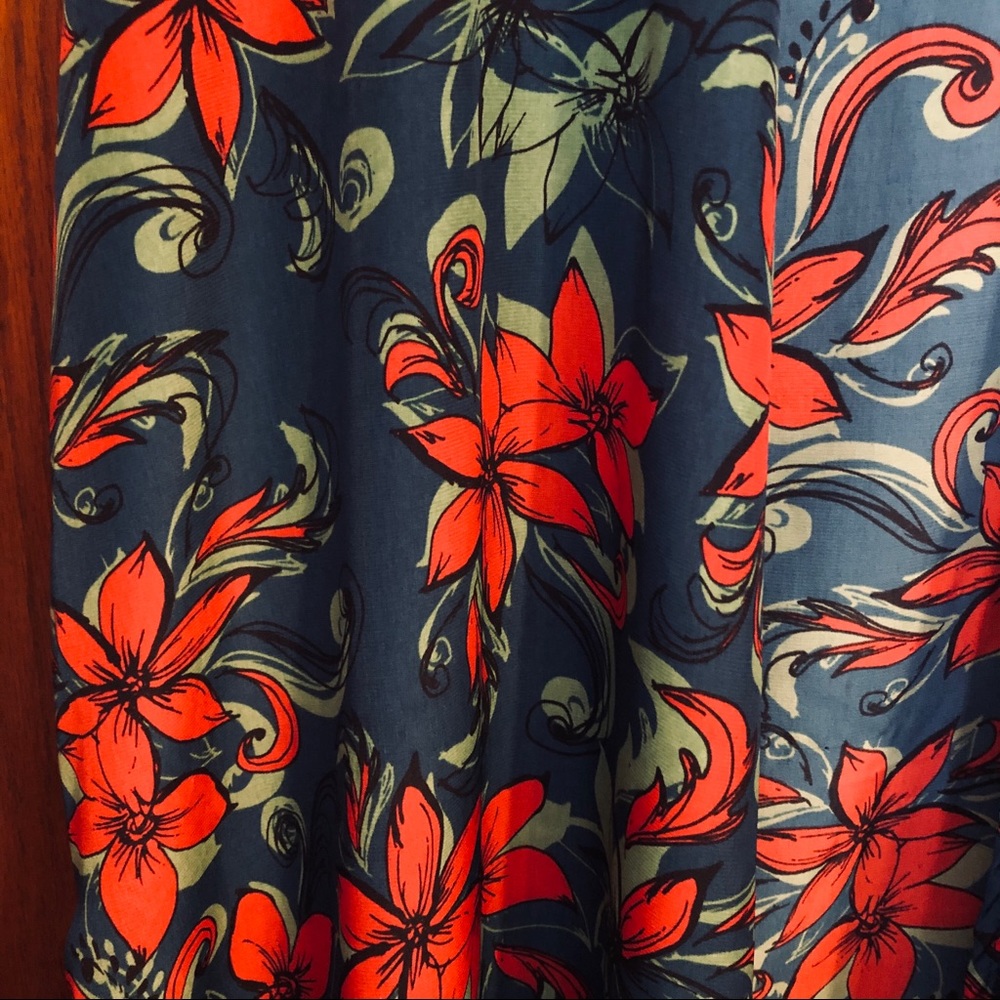 LuLaRoe Joy NWT Christmas poinsettia like design